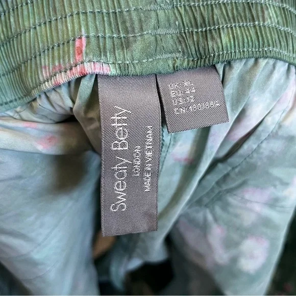 Sweaty Betty Anytime Pull On Short- Green Lavender Meadow Print Size XL/US 12 - Picture 4 of 4